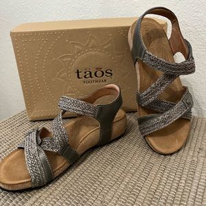 Taos Footwear “Trulie” Grey Bronze weave Sandal